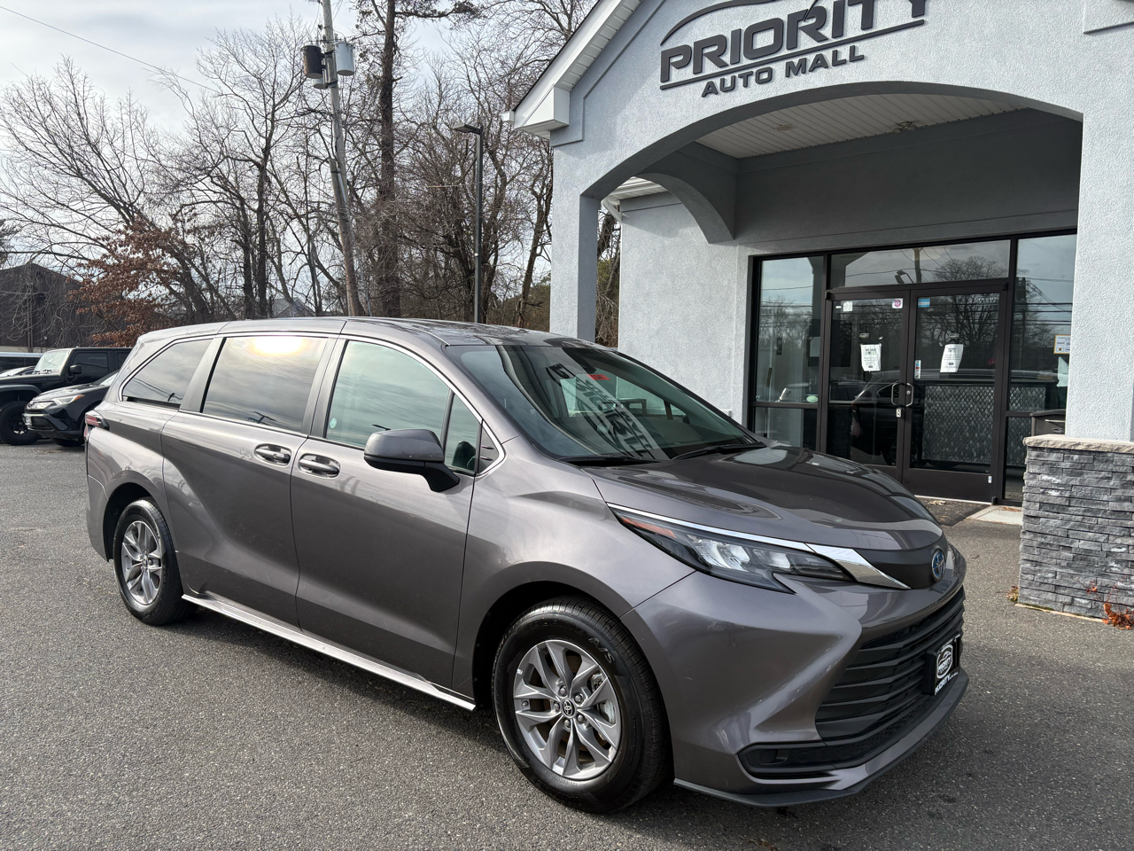 Toyota Sienna LE FWD 8-Passenger (Natl) 2021