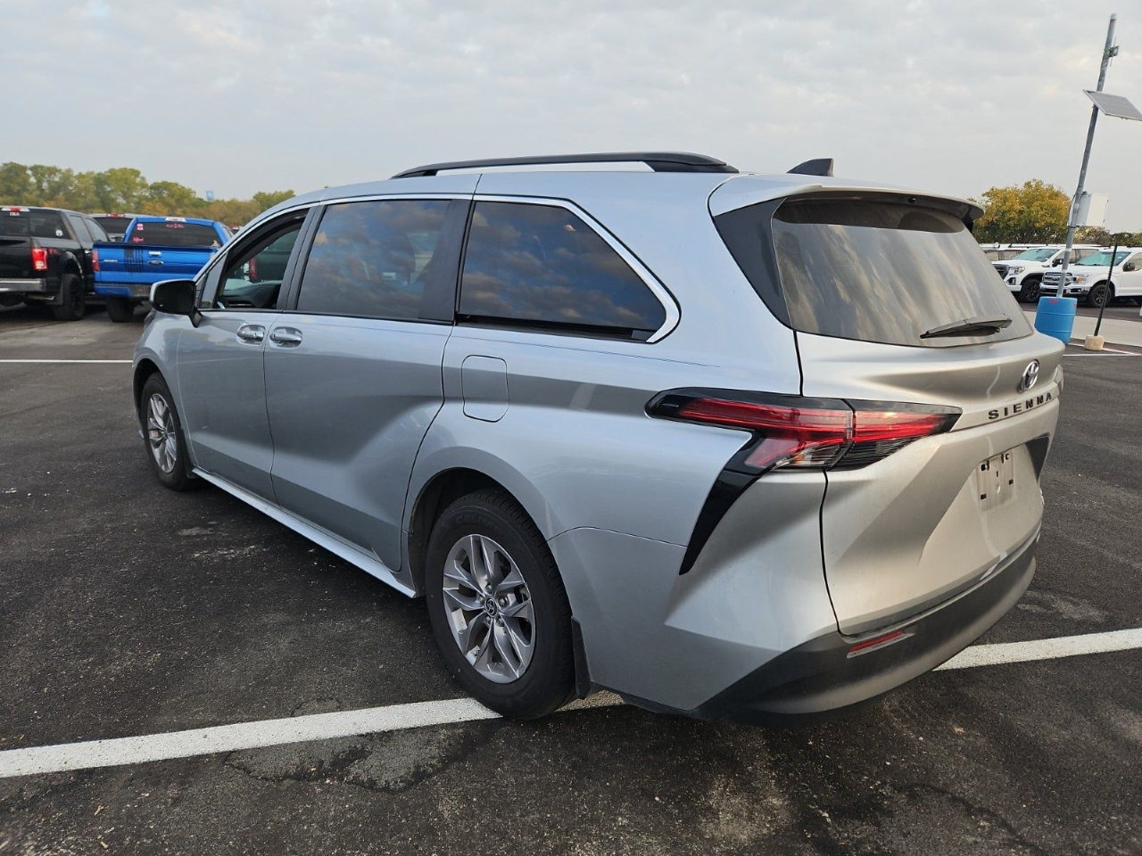 2022 Toyota Sienna LE photo 3