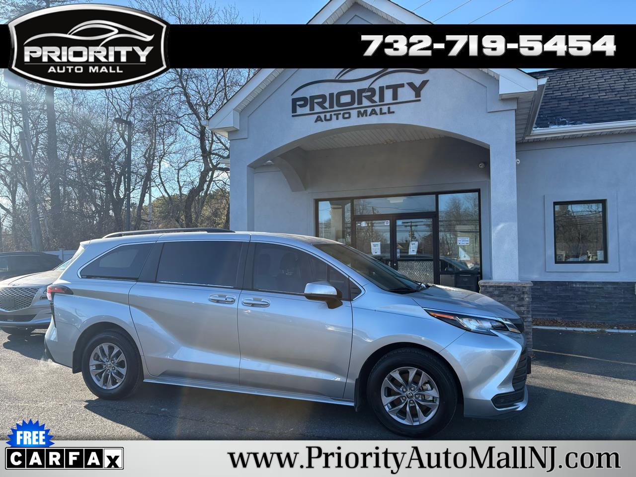 2022 Toyota Sienna LE's photo