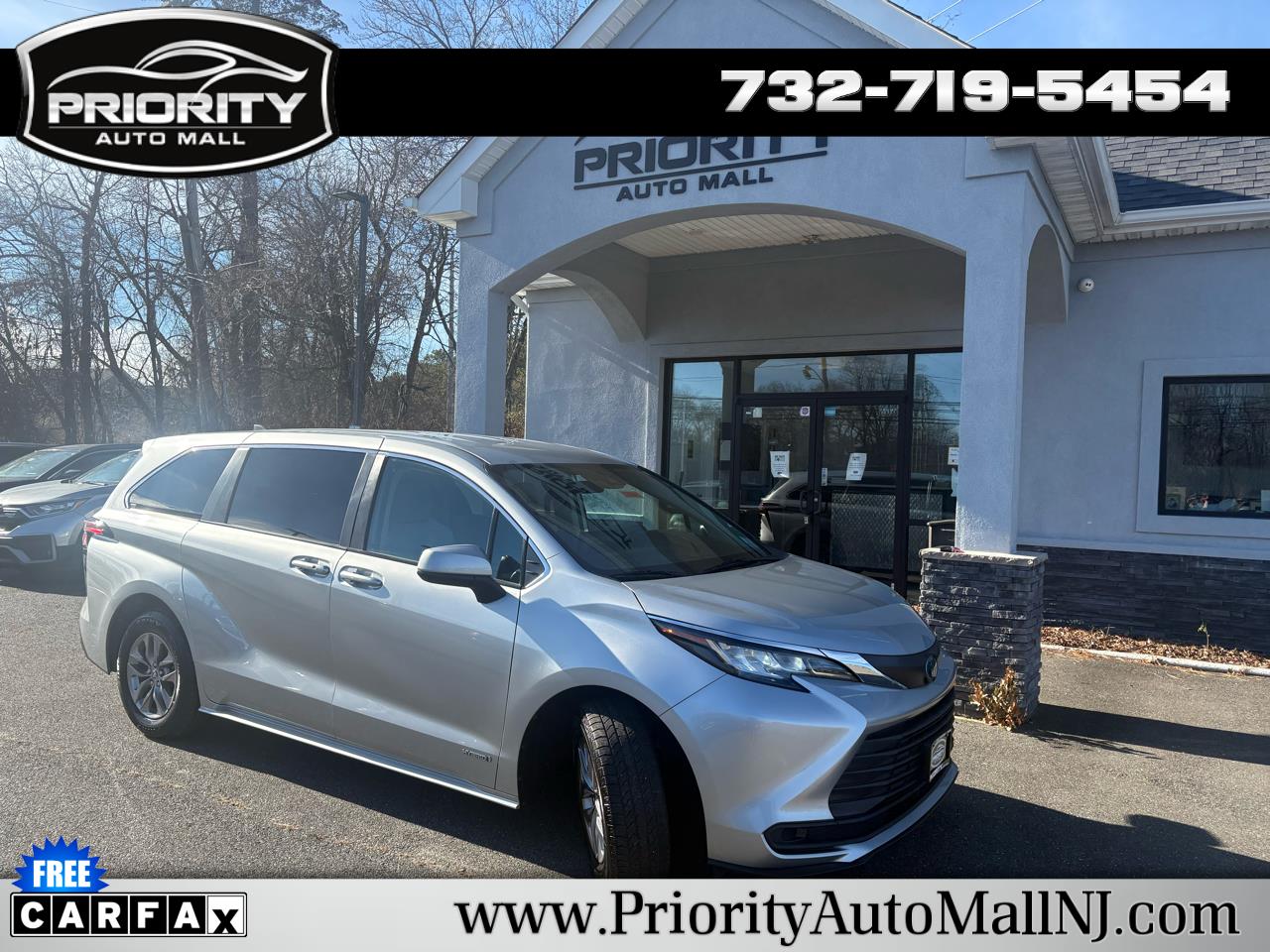 2021 Toyota Sienna LE's photo