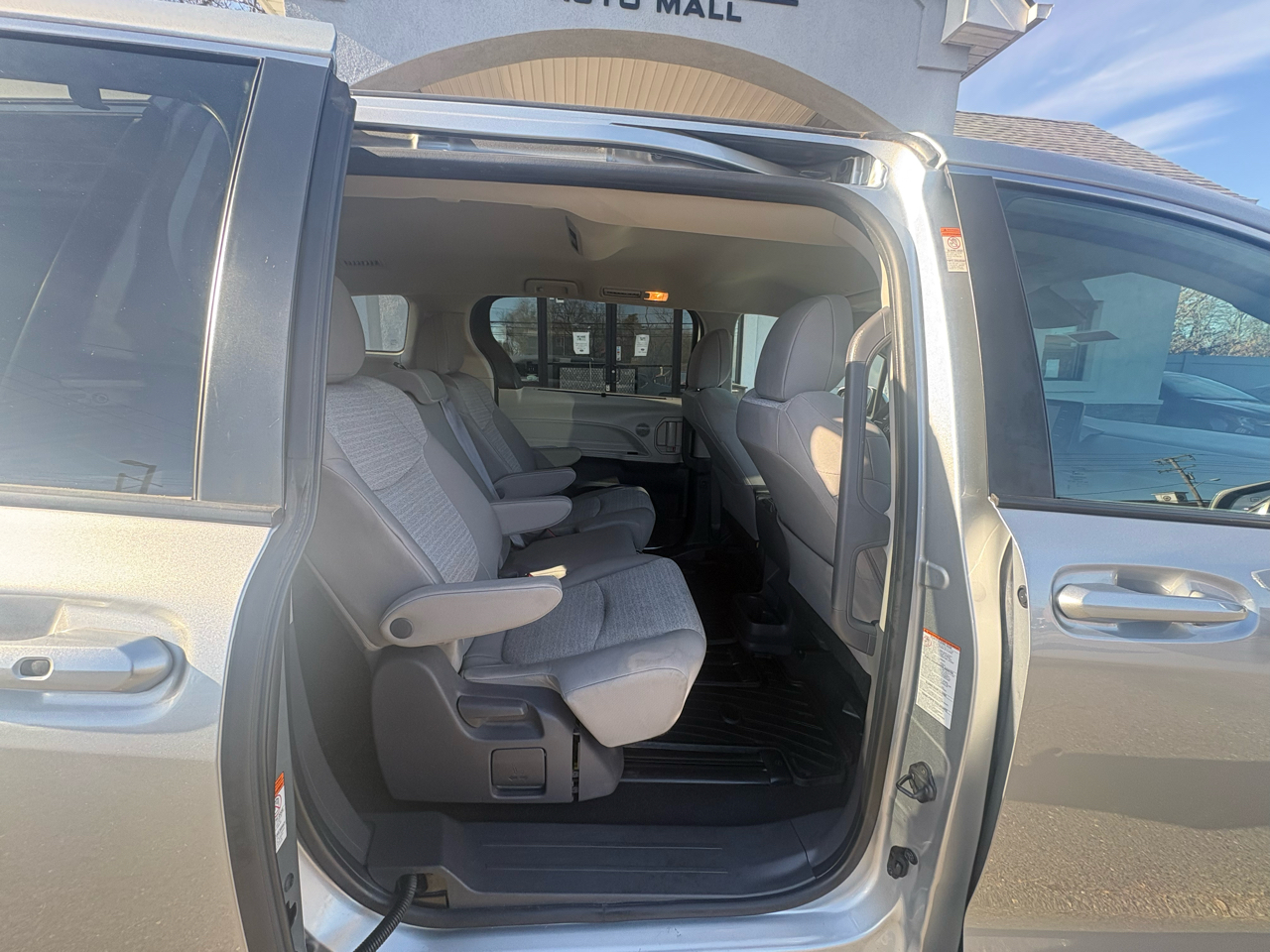 Toyota Sienna LE FWD 8-Passenger (Natl) 2021