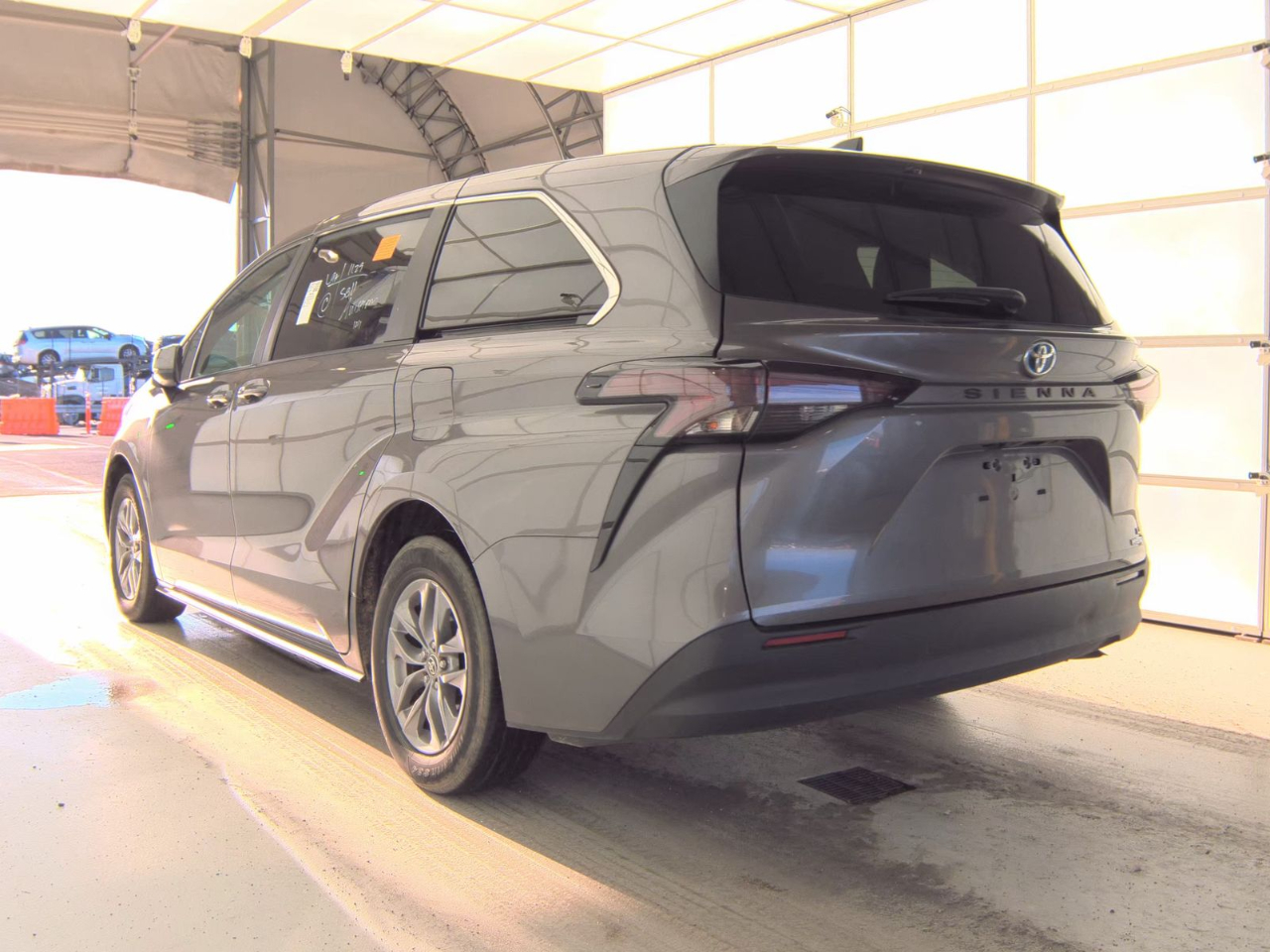 Toyota Sienna LE FWD 8-Passenger (Natl) 2024