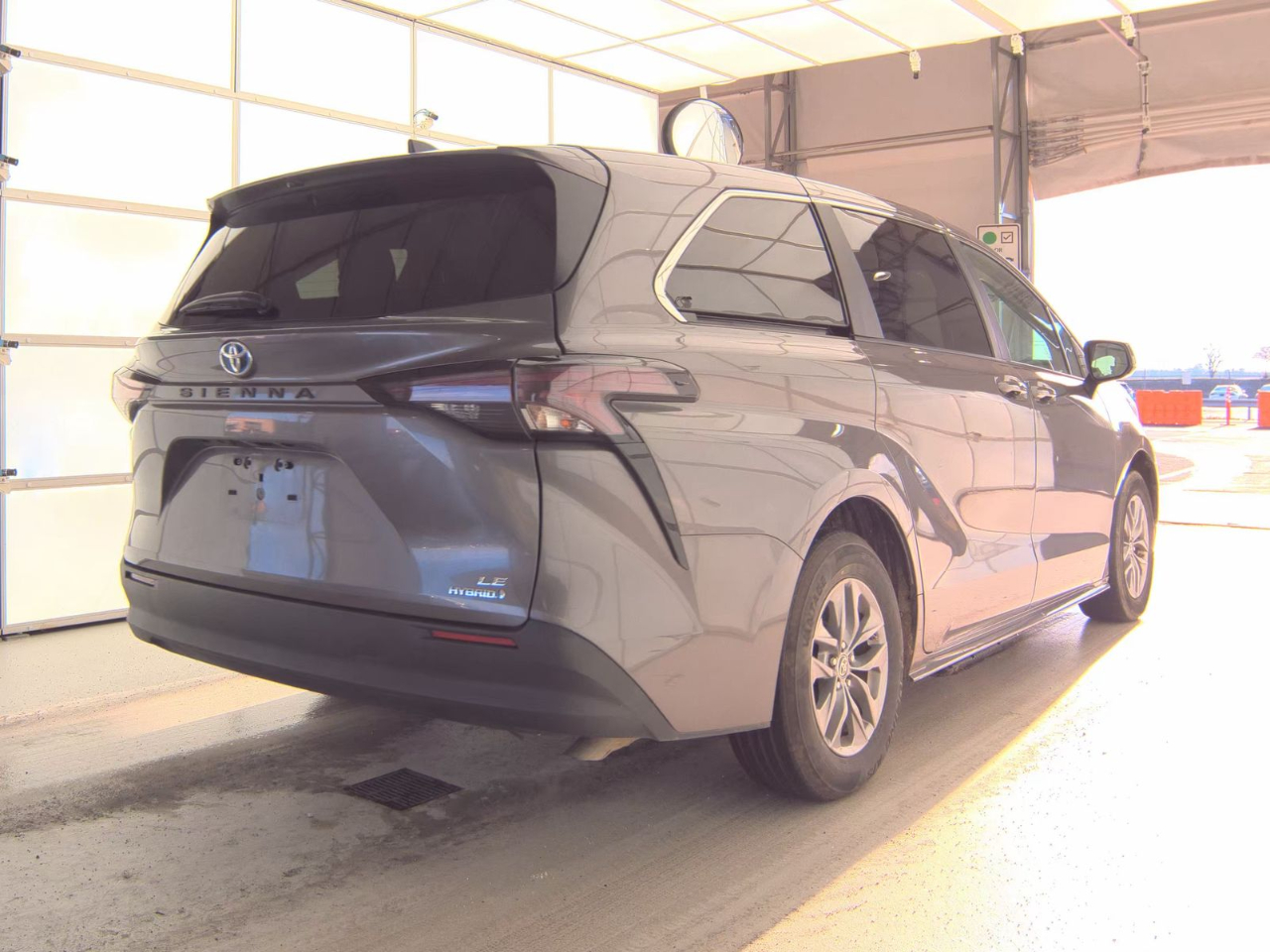 Toyota Sienna LE FWD 8-Passenger (Natl) 2024