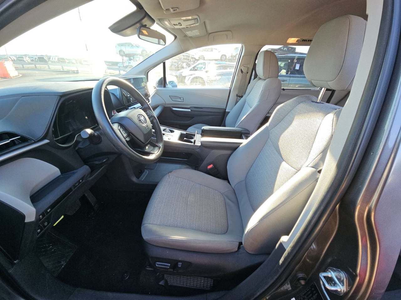 Toyota Sienna LE FWD 8-Passenger (Natl) 2024