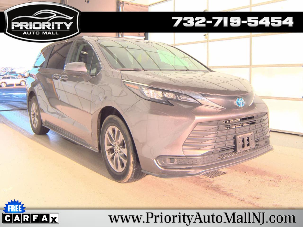 2024 Toyota Sienna LE's photo