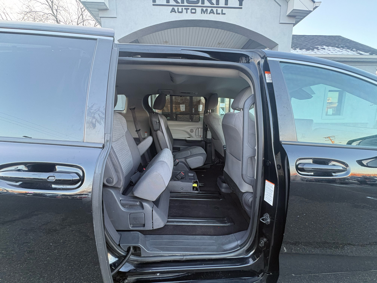 Toyota Sienna LE FWD 8-Passenger (Natl) 2021