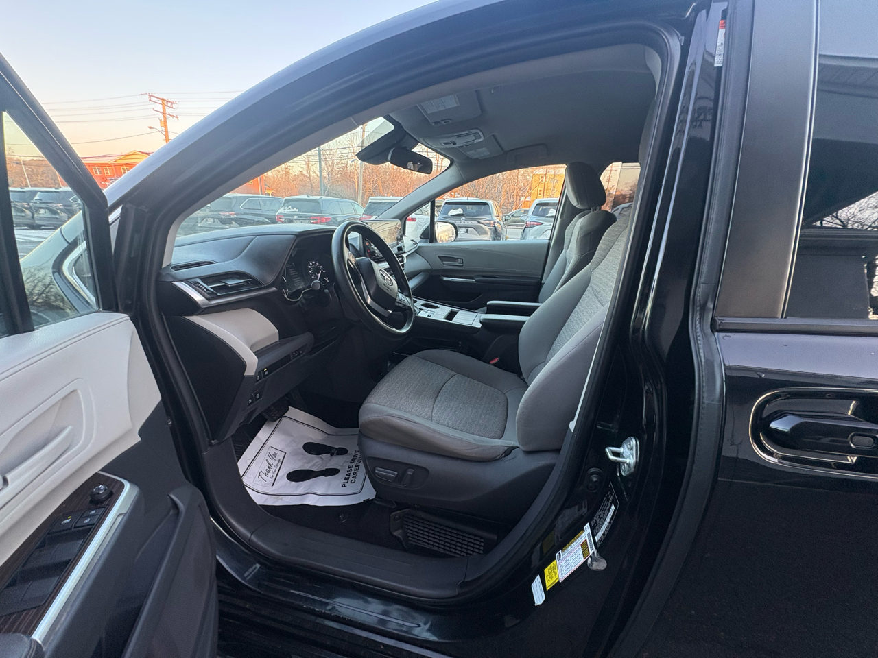 Toyota Sienna LE FWD 8-Passenger (Natl) 2021