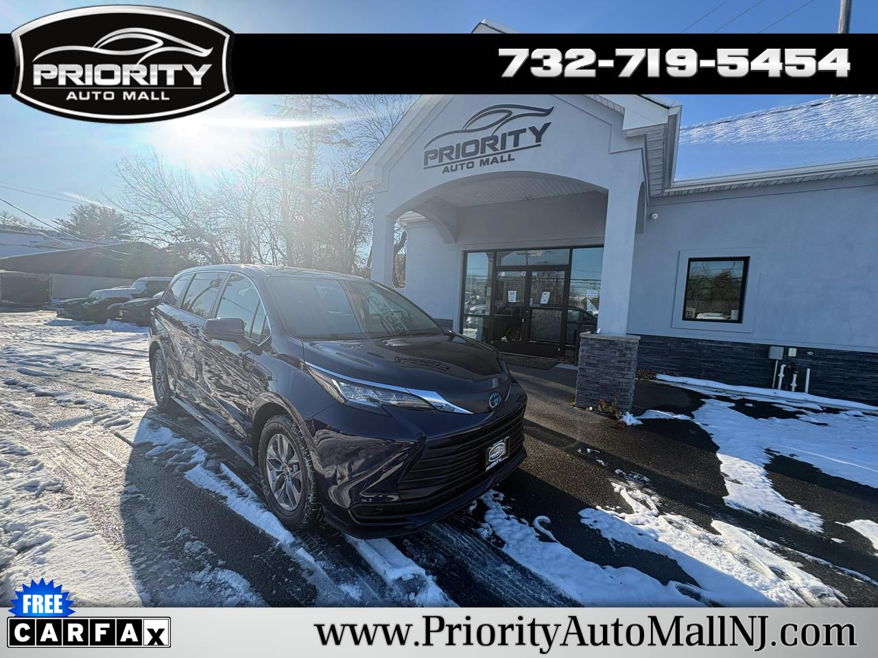 2021 Toyota Sienna LE's photo