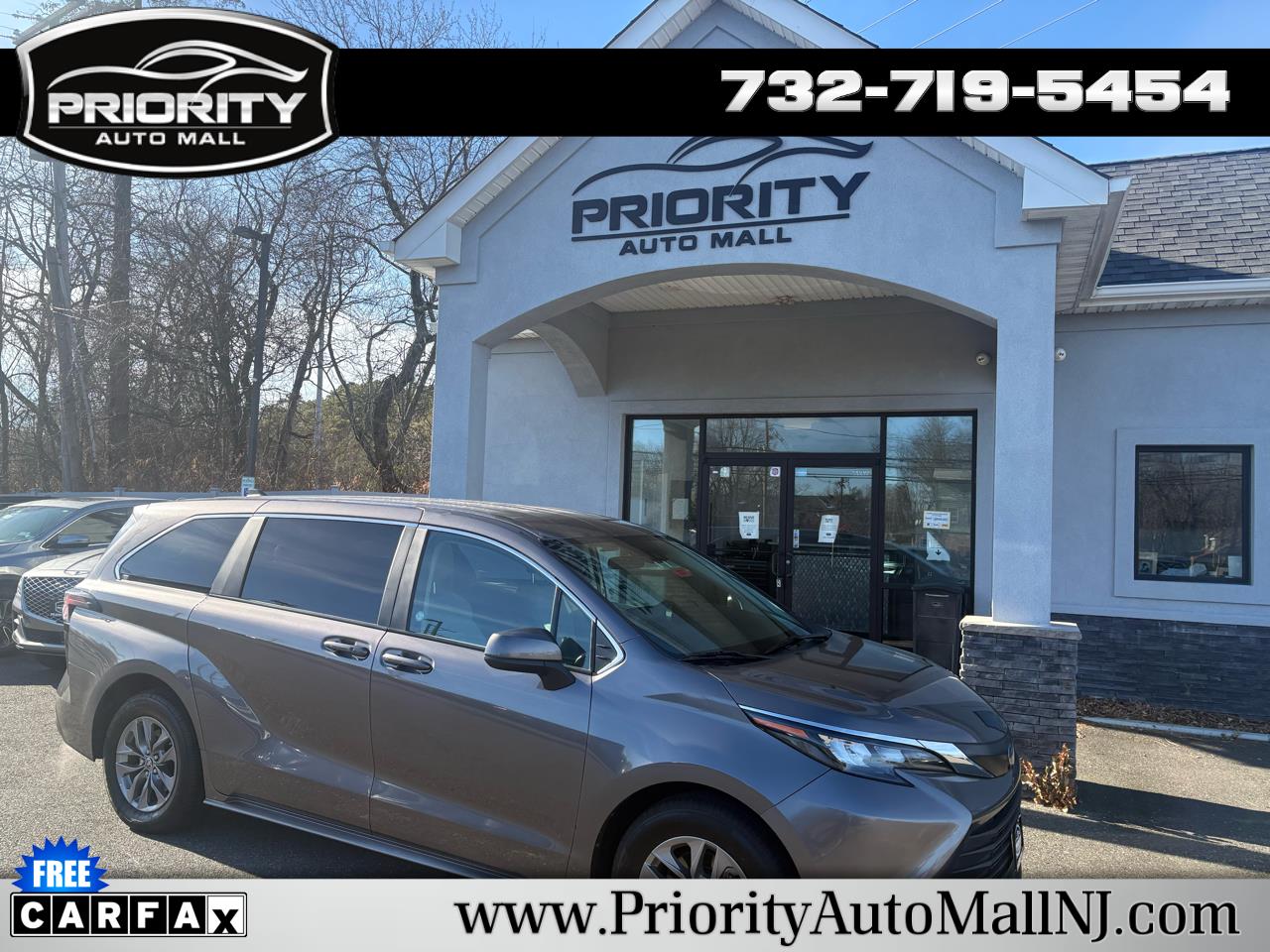 2024 Toyota Sienna LE's photo