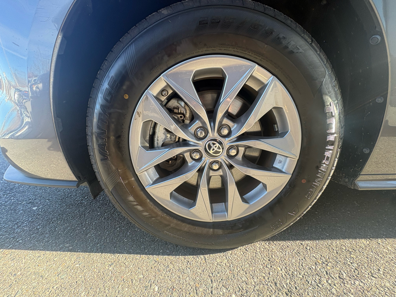 Toyota Sienna LE FWD 8-Passenger (Natl) 2024