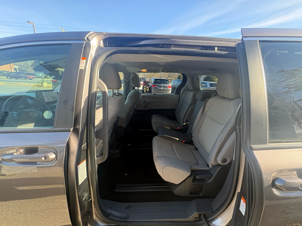 Toyota Sienna LE FWD 8-Passenger (Natl) 2024