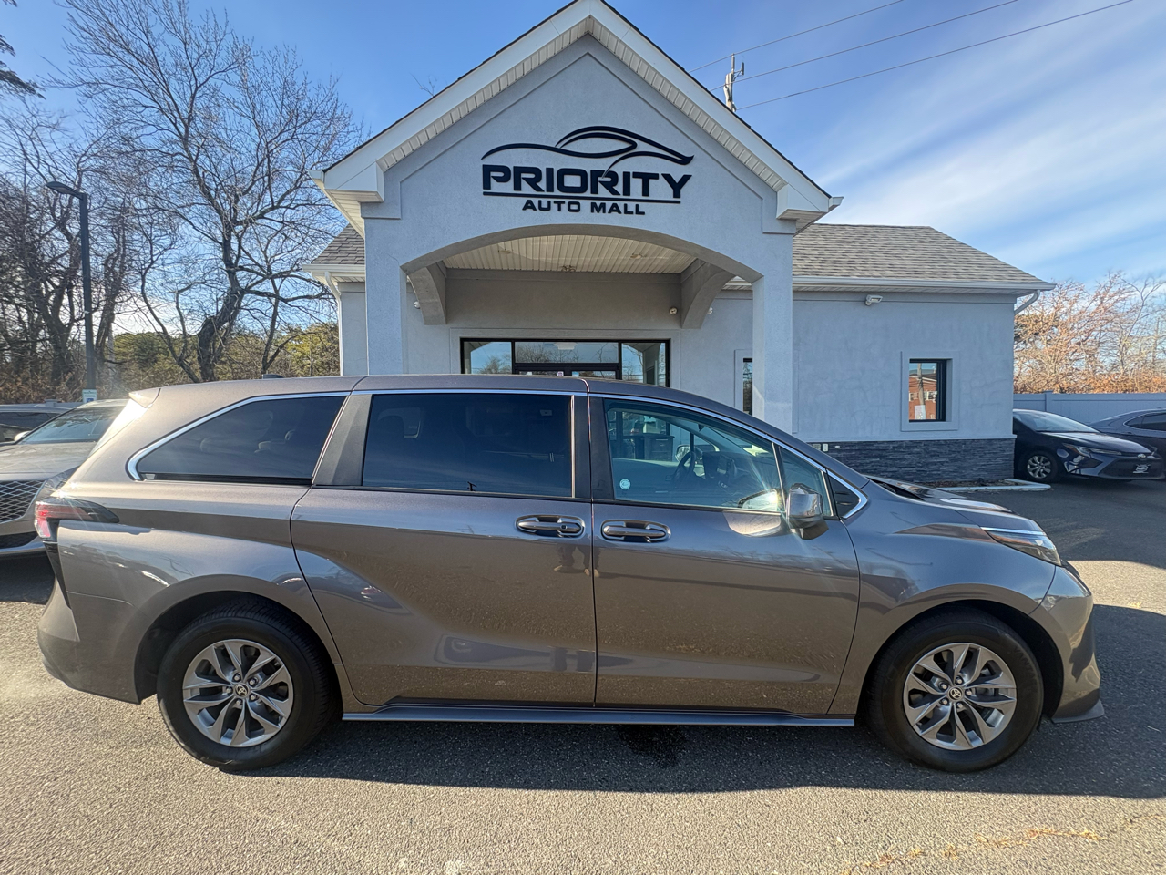 Toyota Sienna LE FWD 8-Passenger (Natl) 2024