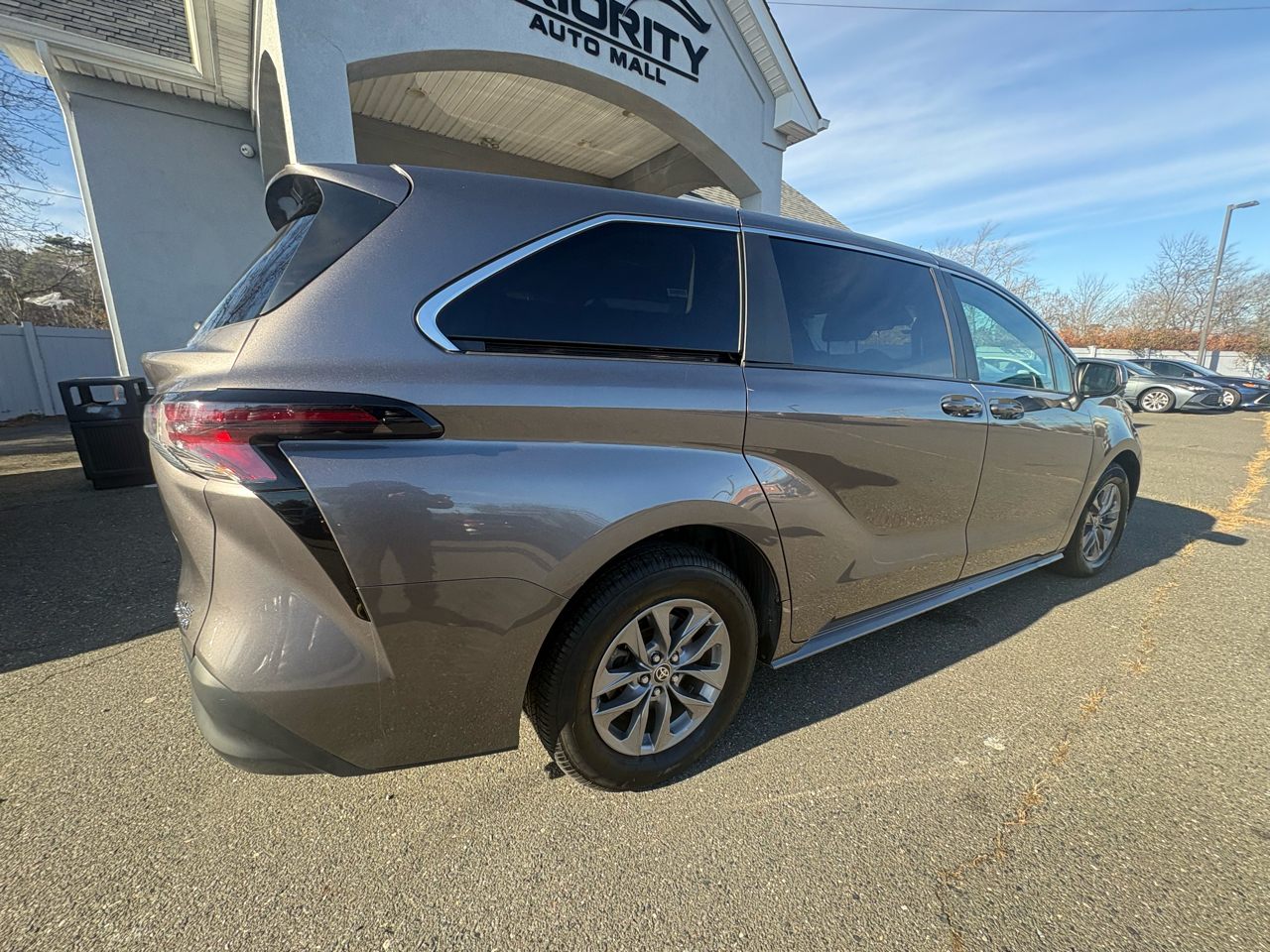 Toyota Sienna LE FWD 8-Passenger (Natl) 2024