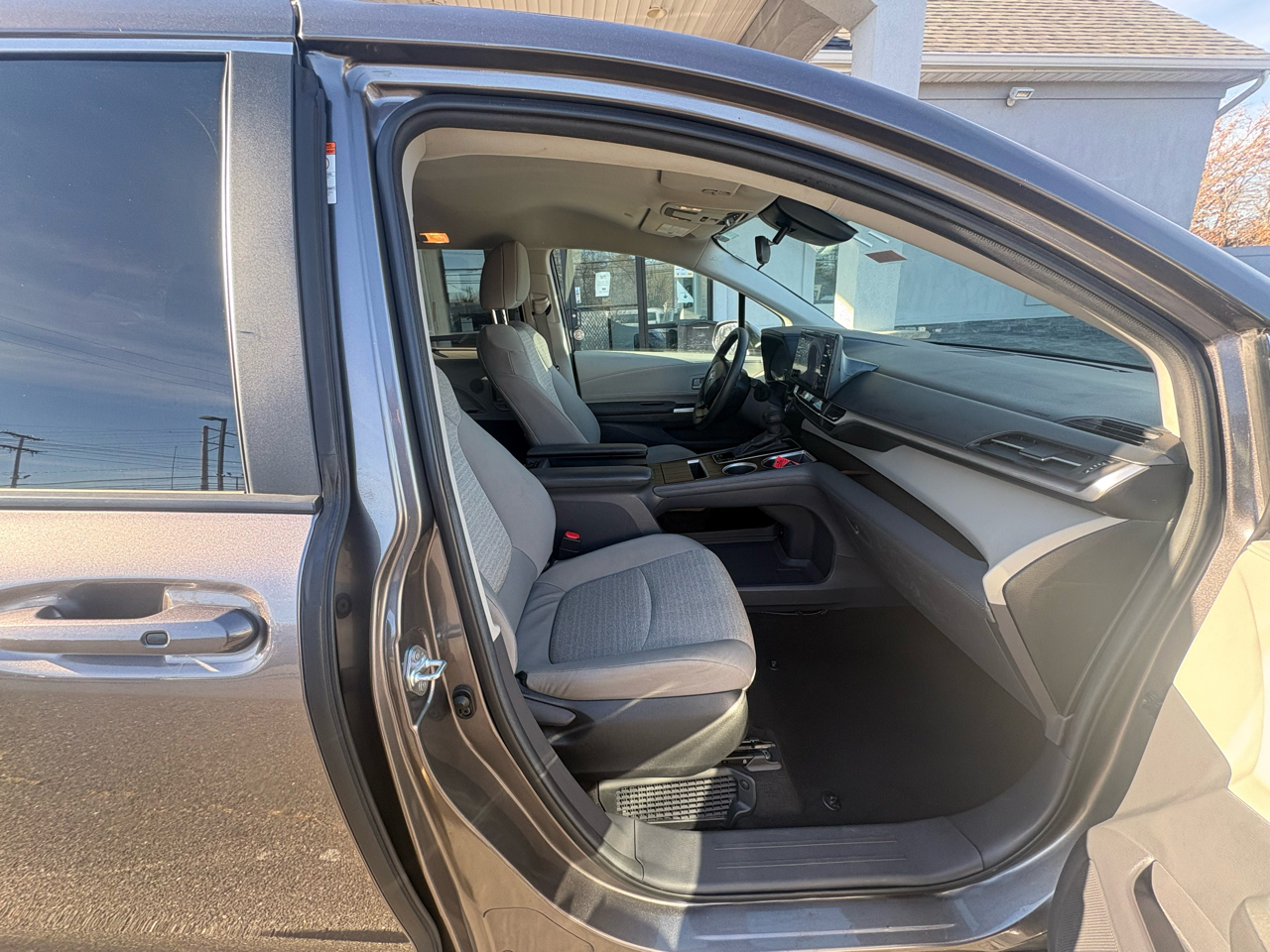 Toyota Sienna LE FWD 8-Passenger (Natl) 2024