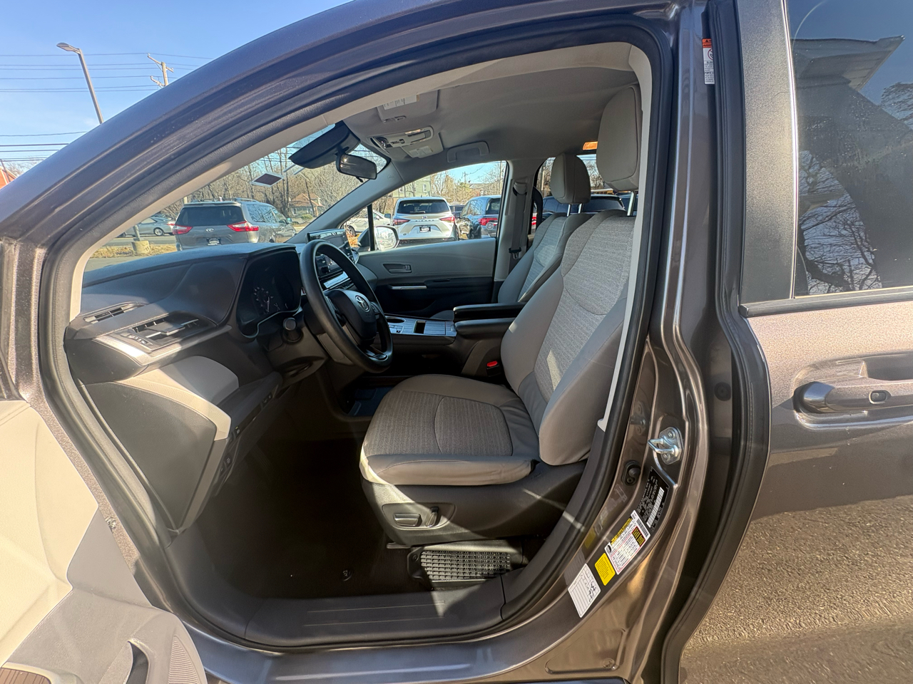 Toyota Sienna LE FWD 8-Passenger (Natl) 2024