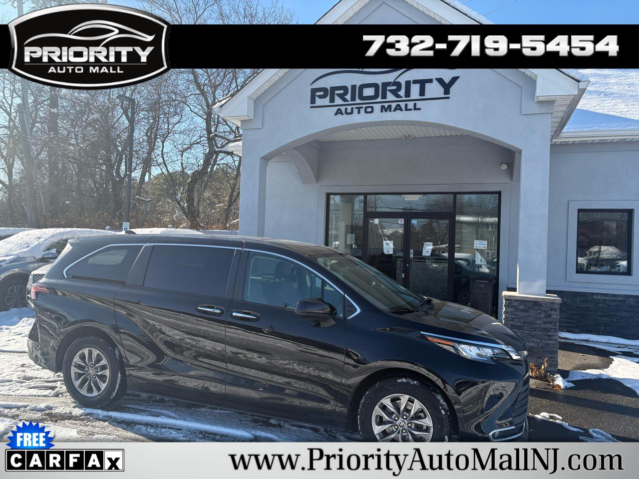 2022 Toyota Sienna XLE's photo