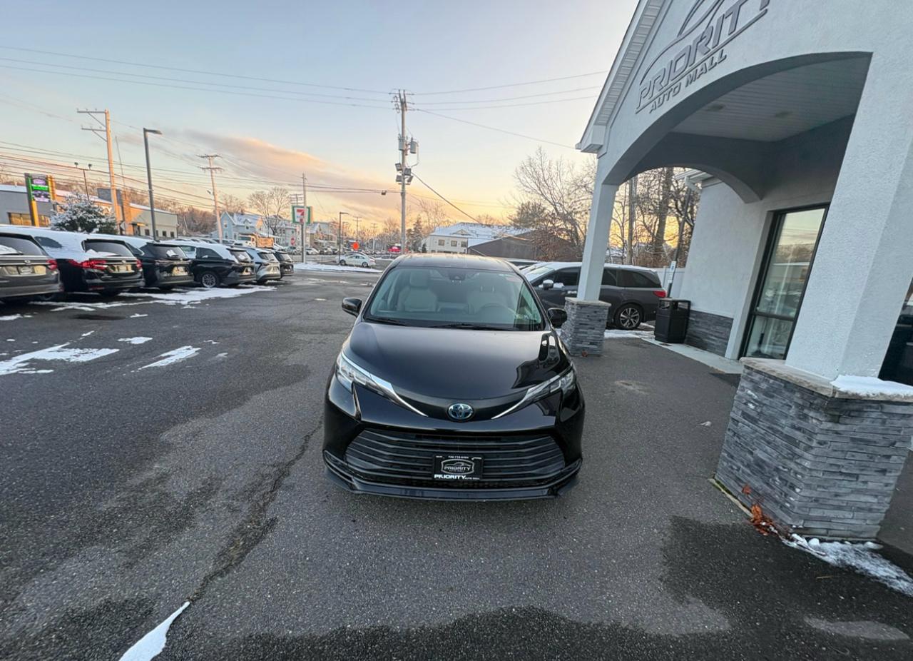 Toyota Sienna LE FWD 8-Passenger (Natl) 2024