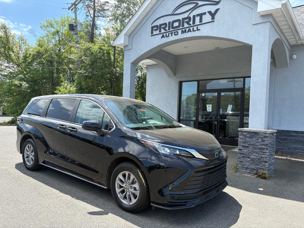 Toyota Sienna LE FWD 8-Passenger (Natl) 2024