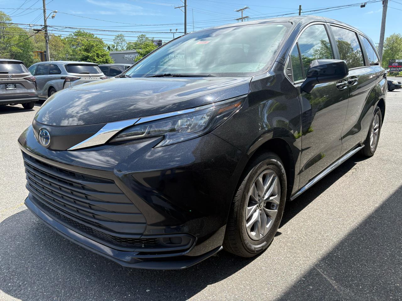 Toyota Sienna LE FWD 8-Passenger (Natl) 2024