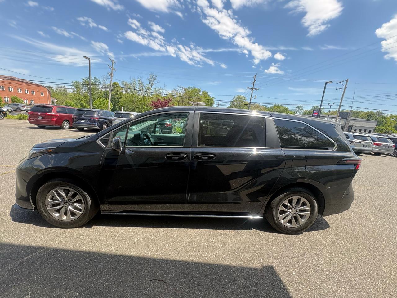 Toyota Sienna LE FWD 8-Passenger (Natl) 2024