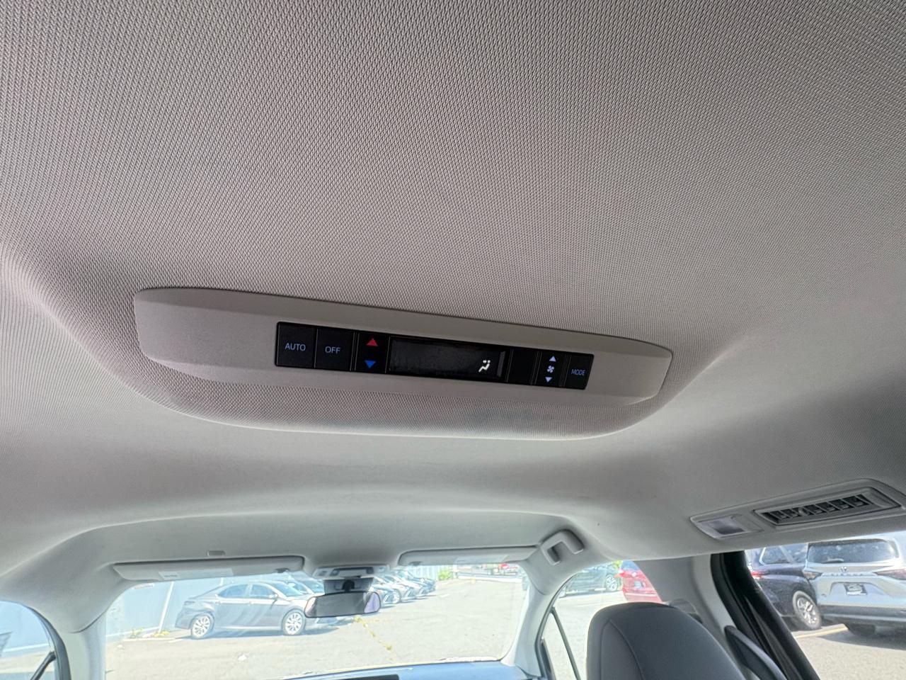 Toyota Sienna LE FWD 8-Passenger (Natl) 2024