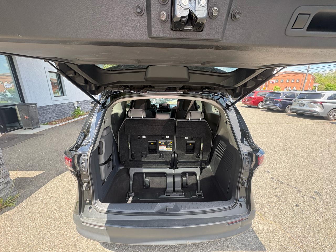 Toyota Sienna LE FWD 8-Passenger (Natl) 2024