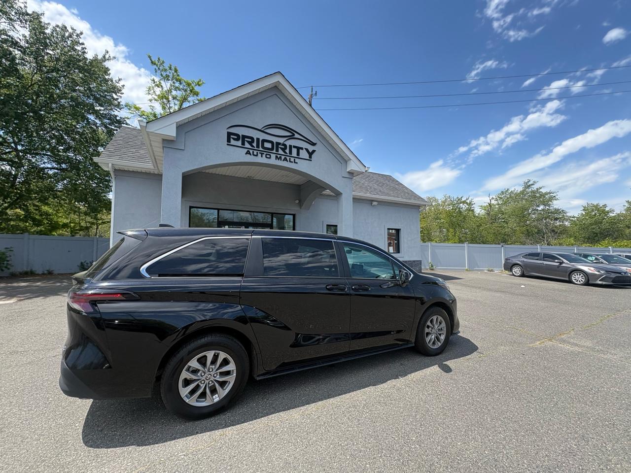 Toyota Sienna LE FWD 8-Passenger (Natl) 2024