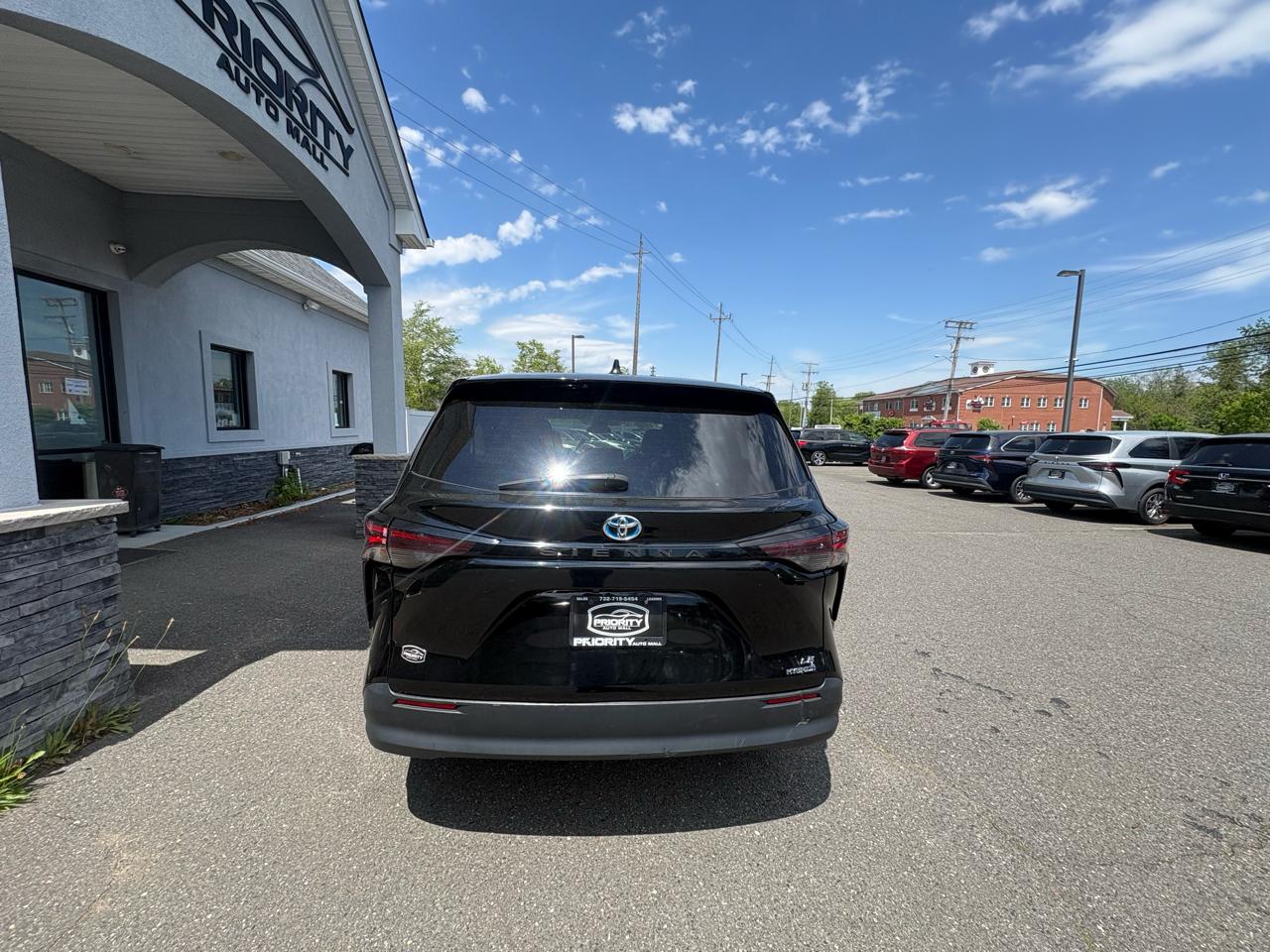Toyota Sienna LE FWD 8-Passenger (Natl) 2024