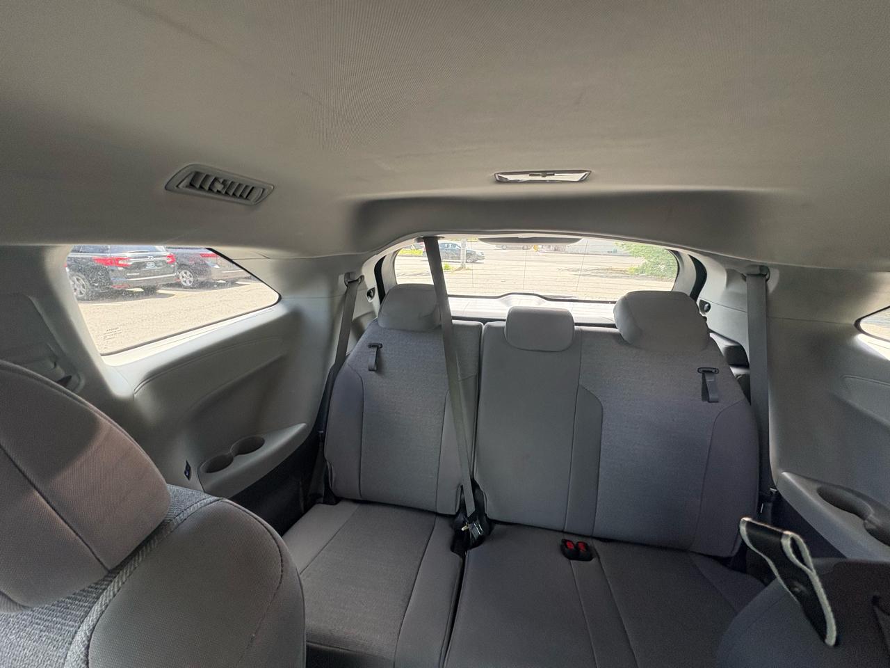 Toyota Sienna LE FWD 8-Passenger (Natl) 2024
