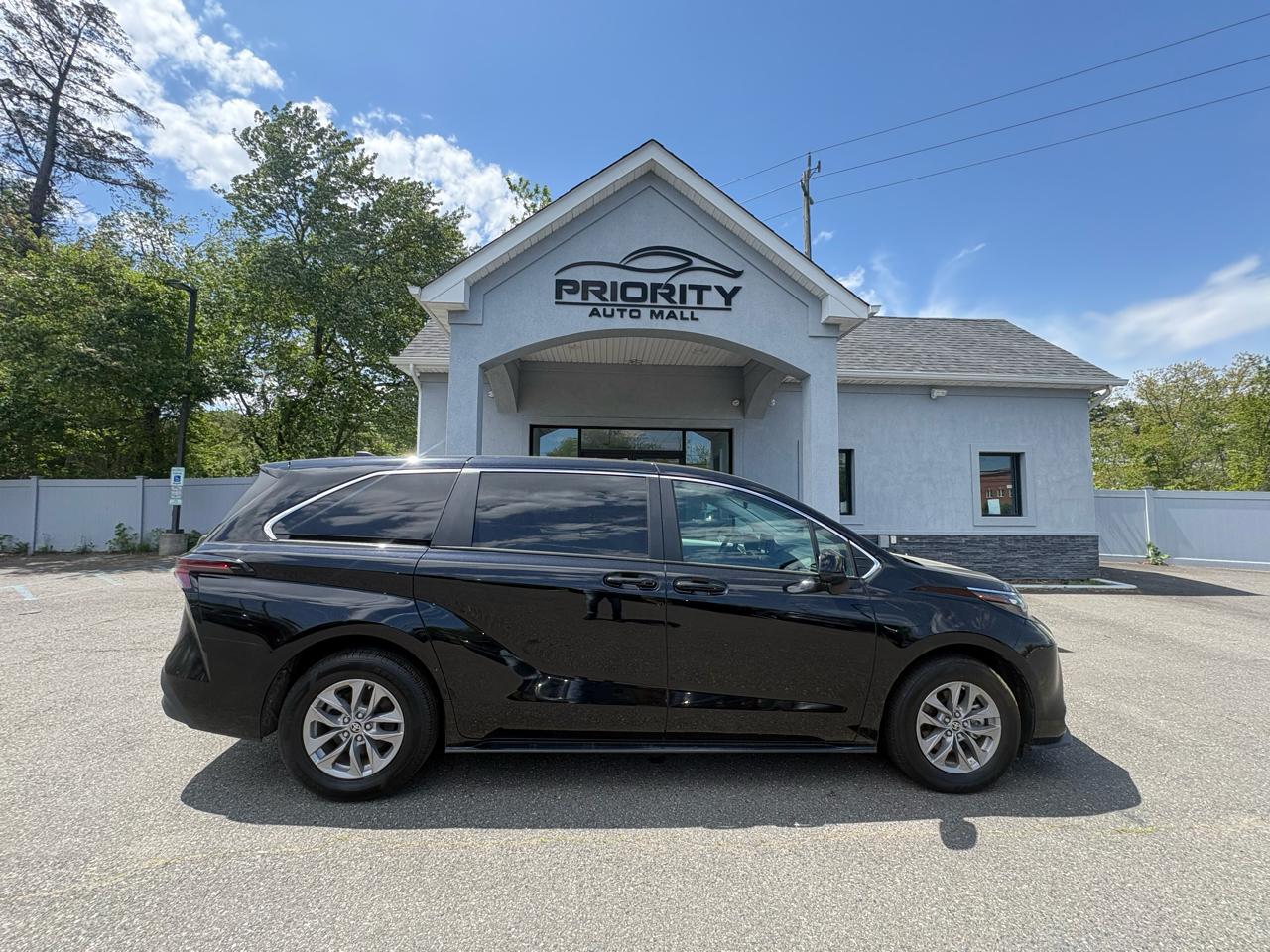 Toyota Sienna LE FWD 8-Passenger (Natl) 2024