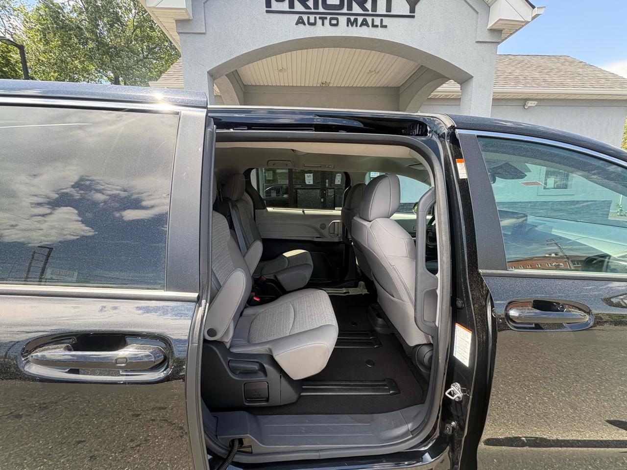 Toyota Sienna LE FWD 8-Passenger (Natl) 2024
