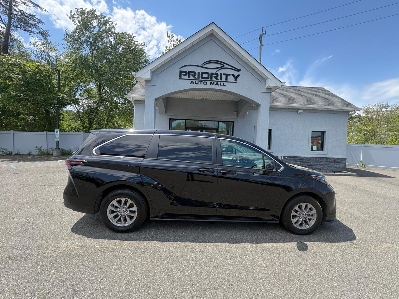 Toyota Sienna LE FWD 8-Passenger (Natl) 2024
