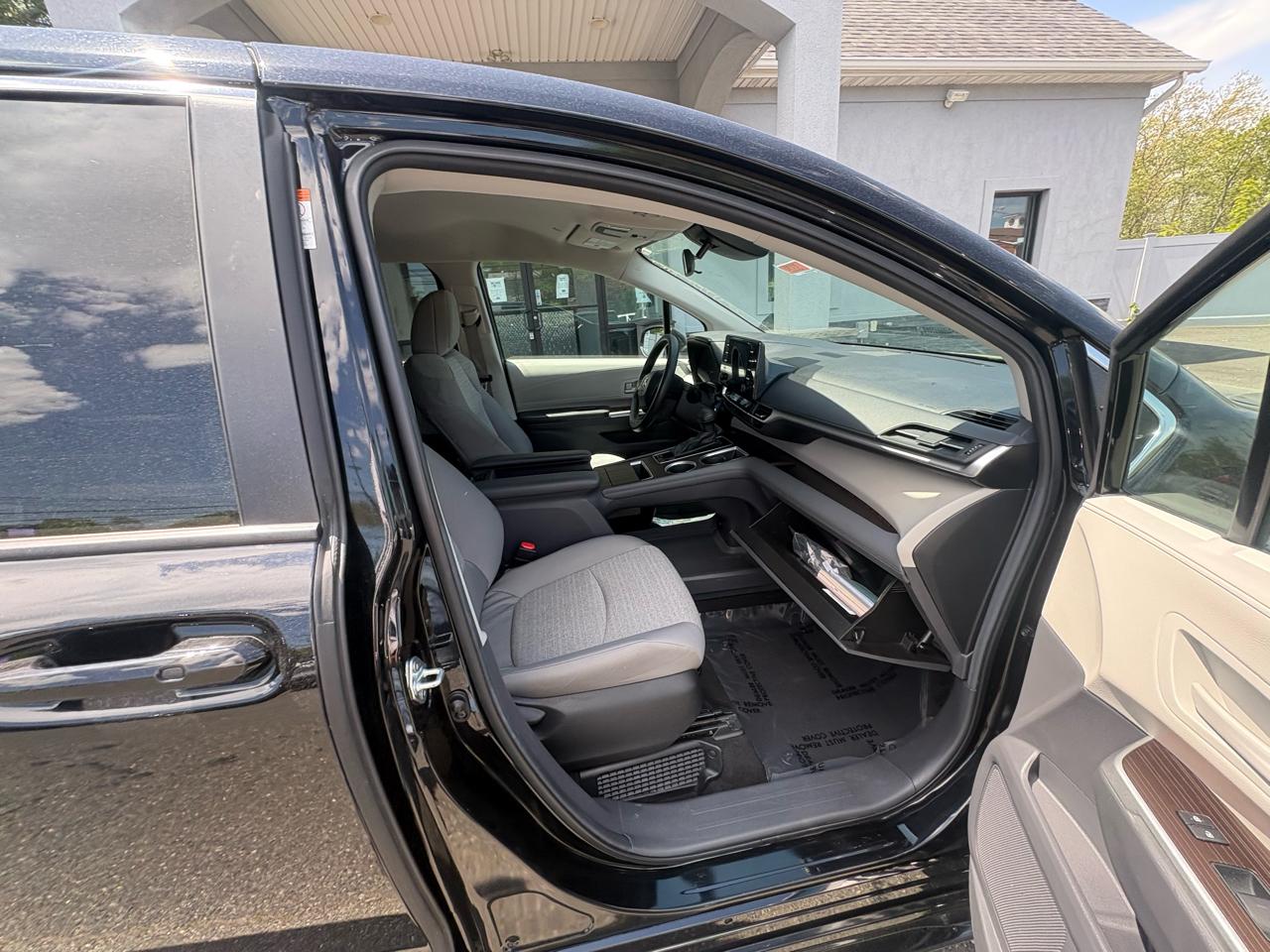 Toyota Sienna LE FWD 8-Passenger (Natl) 2024