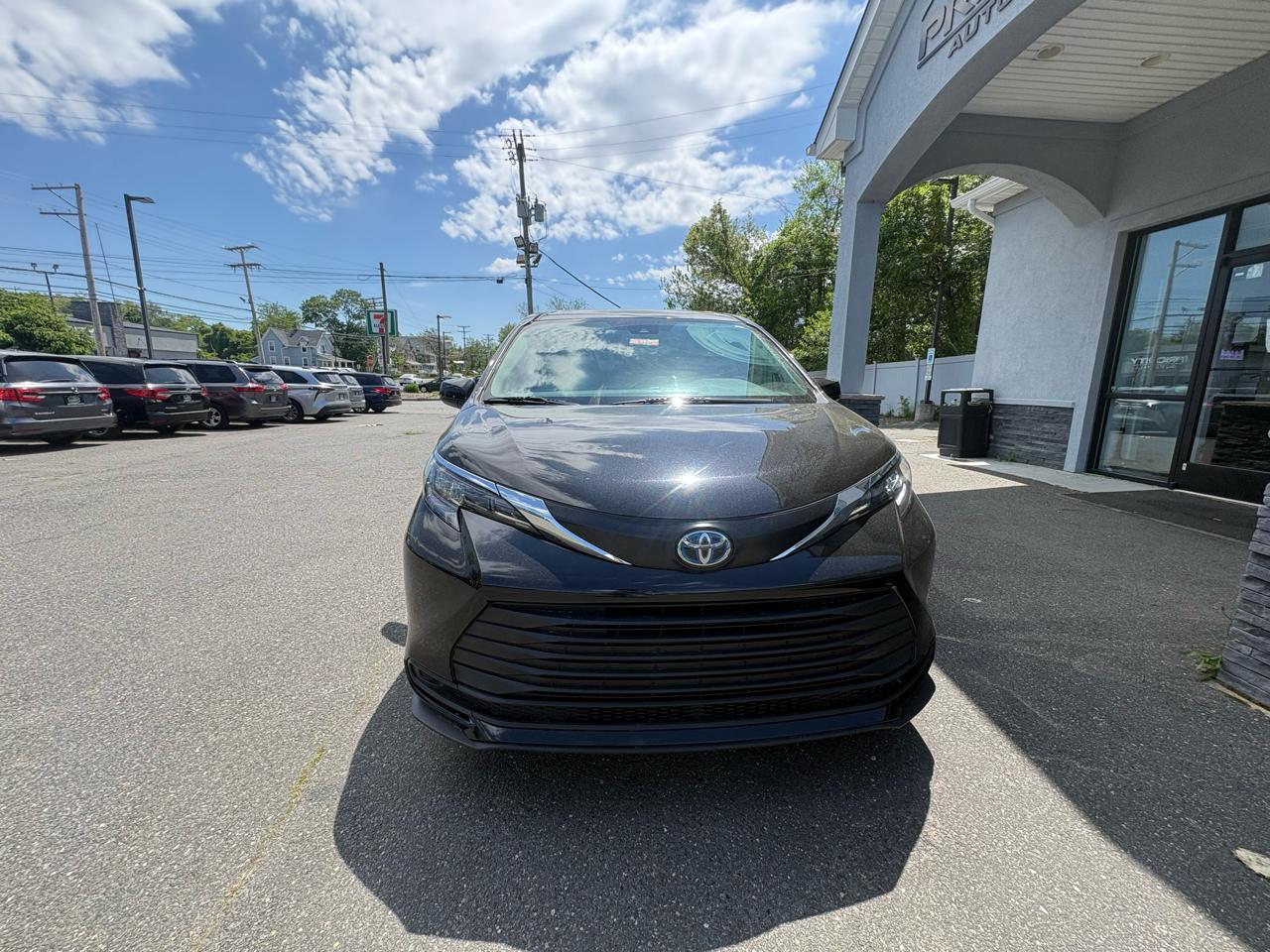 Toyota Sienna LE FWD 8-Passenger (Natl) 2024