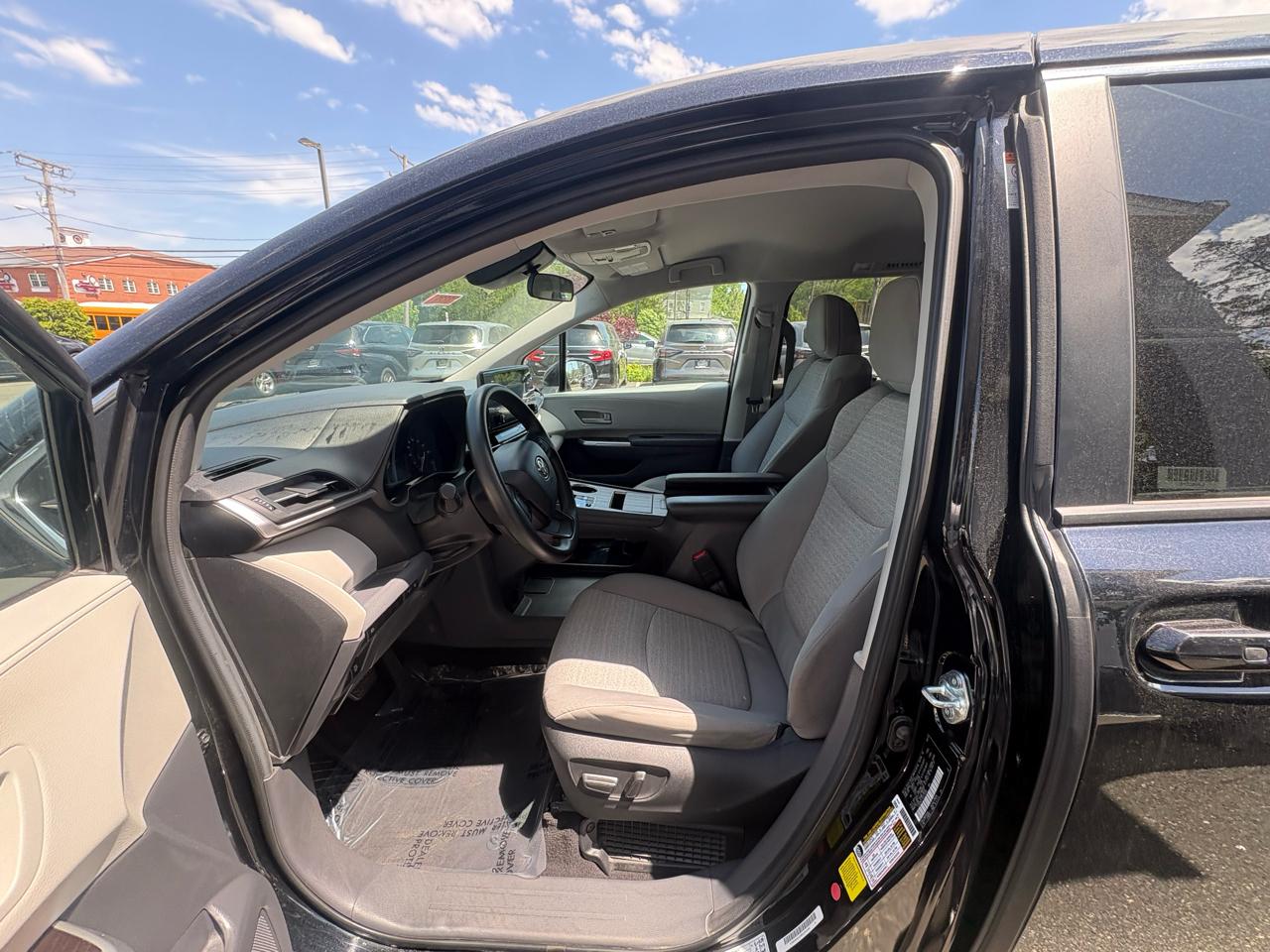 Toyota Sienna LE FWD 8-Passenger (Natl) 2024