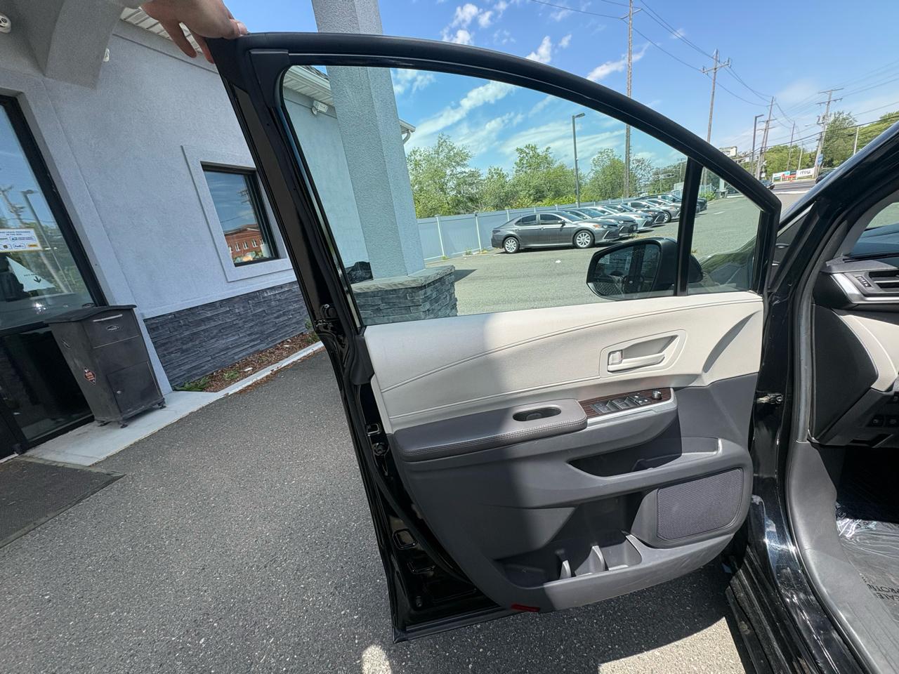 Toyota Sienna LE FWD 8-Passenger (Natl) 2024