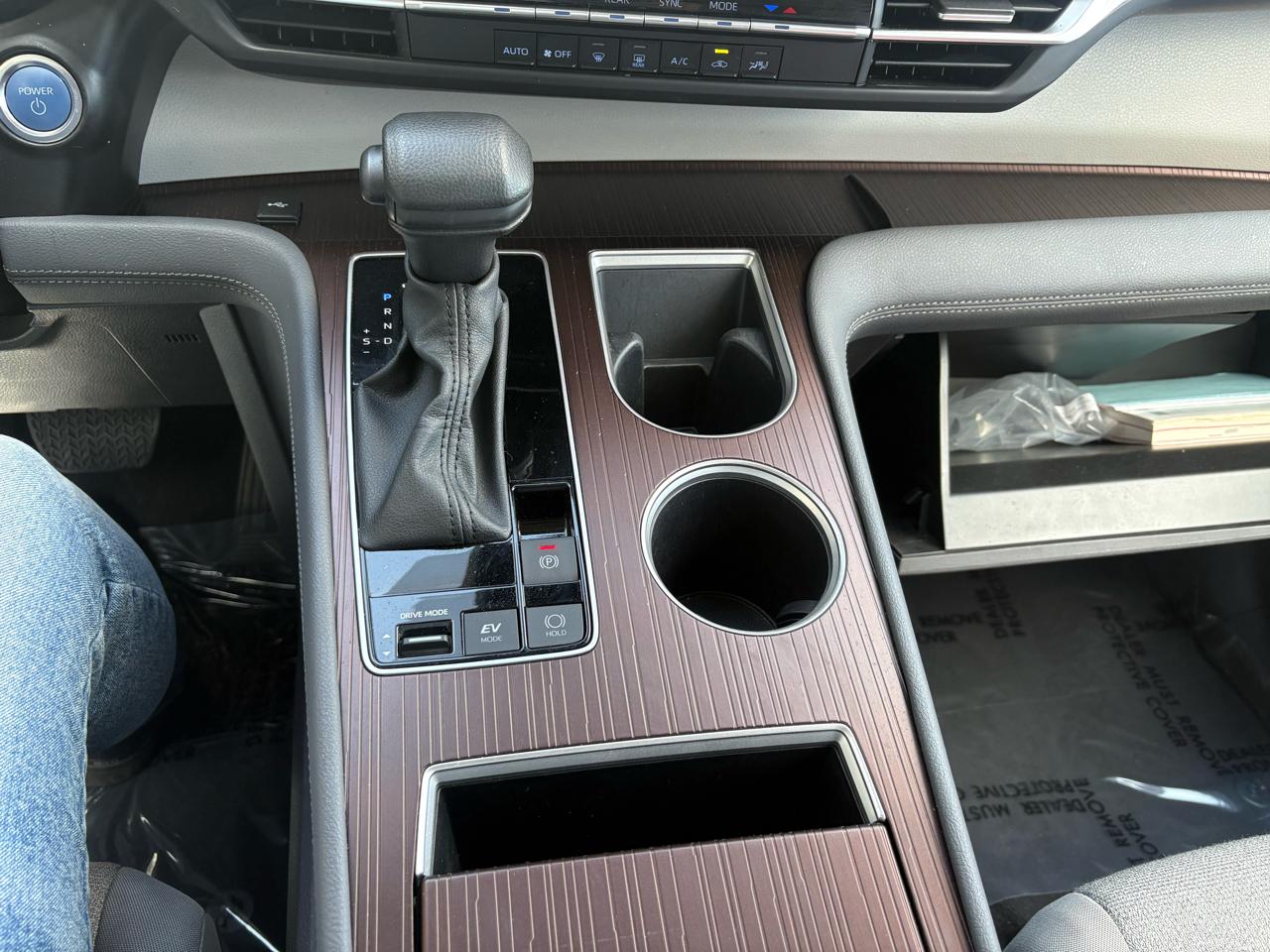 Toyota Sienna LE FWD 8-Passenger (Natl) 2024