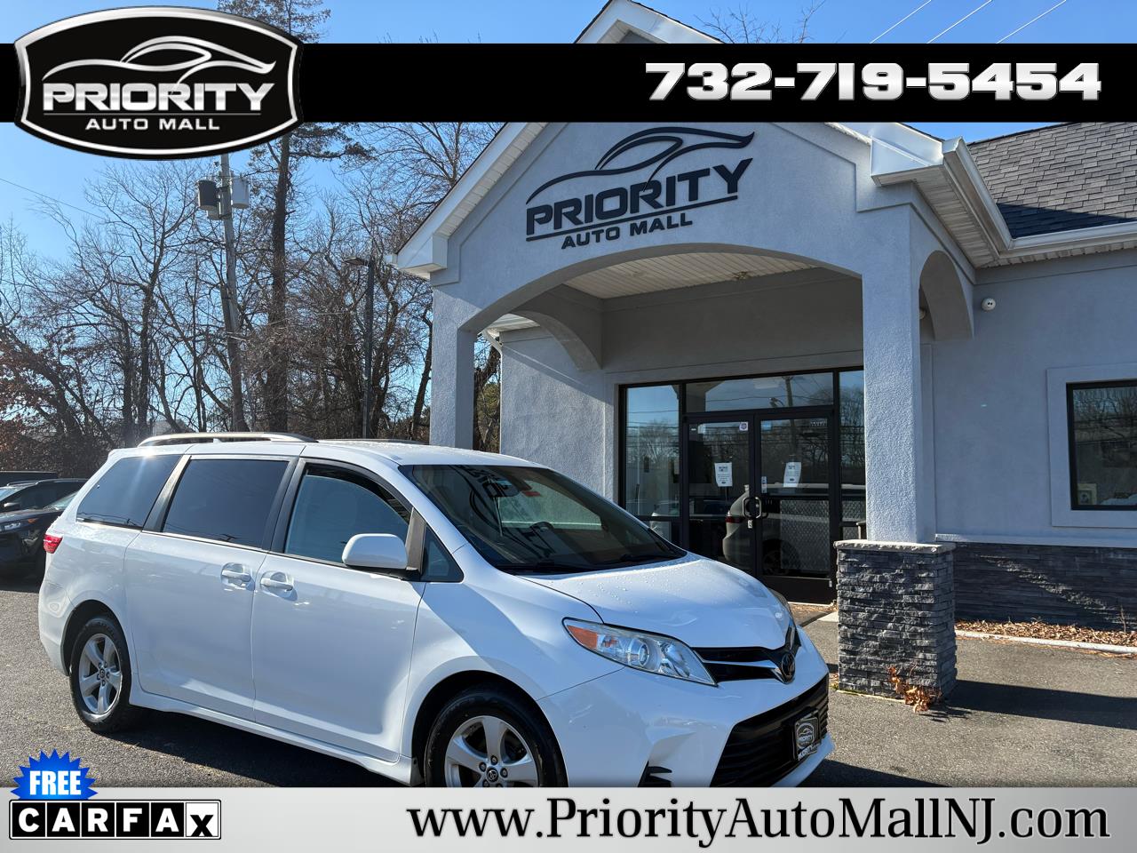 2019 Toyota Sienna LE's photo