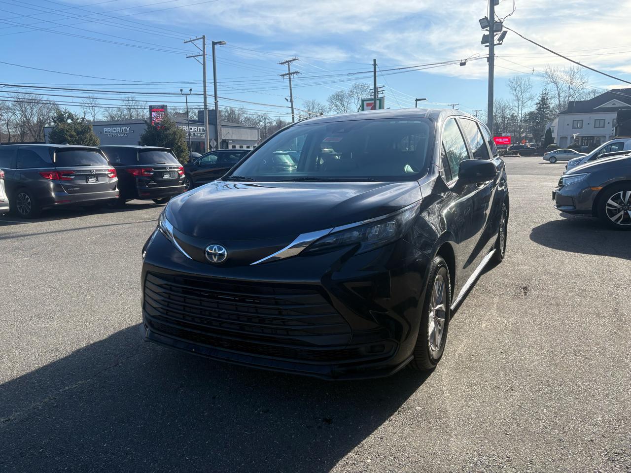 Toyota Sienna LE FWD 8-Passenger (Natl) 2024