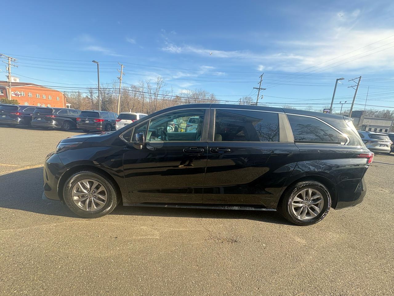 Toyota Sienna LE FWD 8-Passenger (Natl) 2024