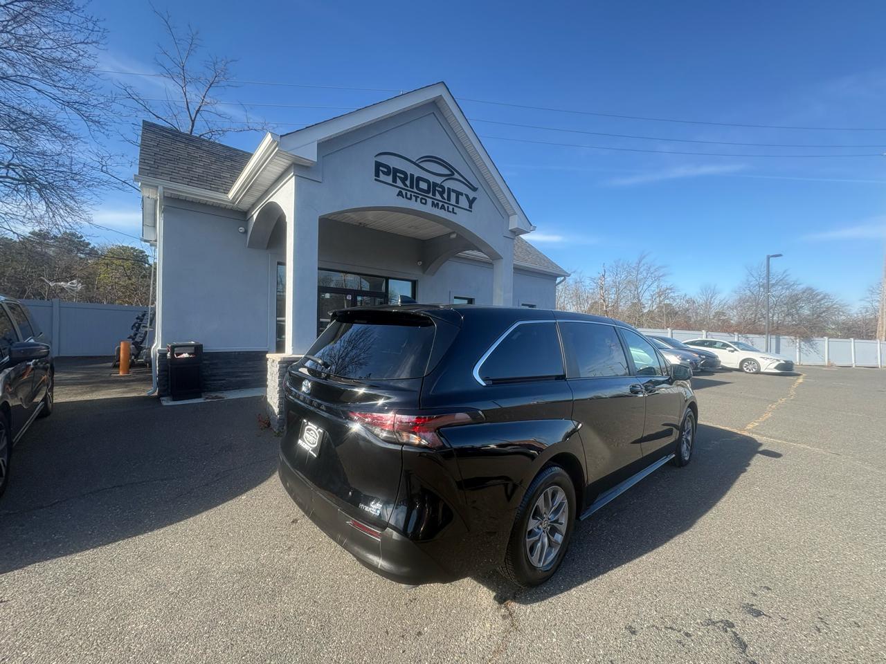 Toyota Sienna LE FWD 8-Passenger (Natl) 2024