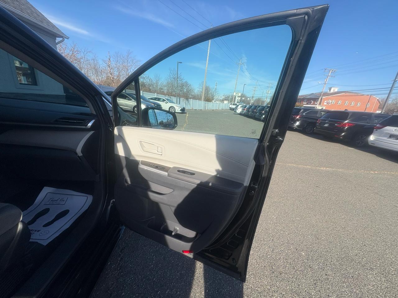 Toyota Sienna LE FWD 8-Passenger (Natl) 2024