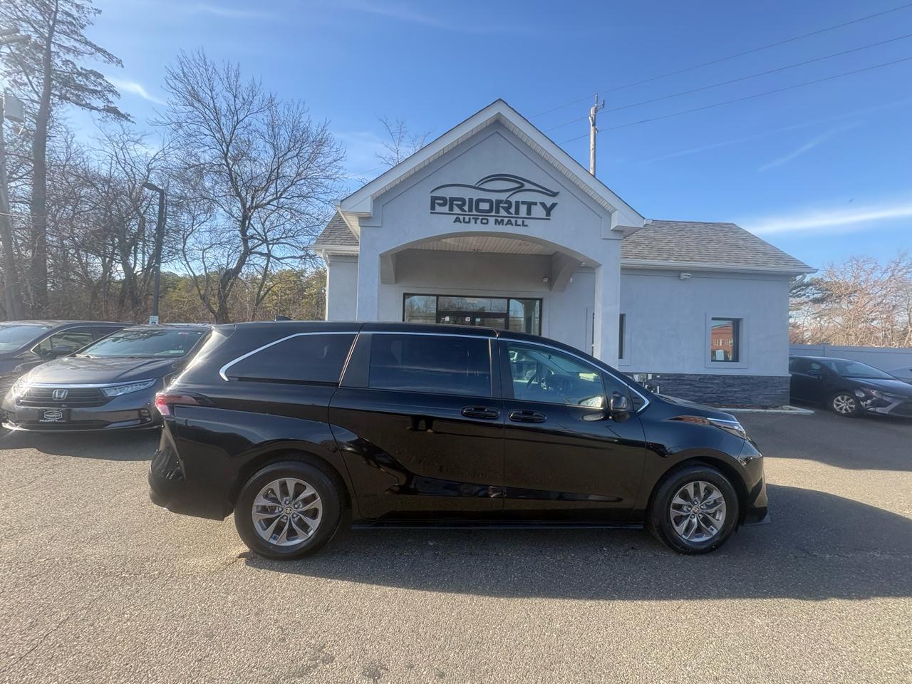 Toyota Sienna LE FWD 8-Passenger (Natl) 2024