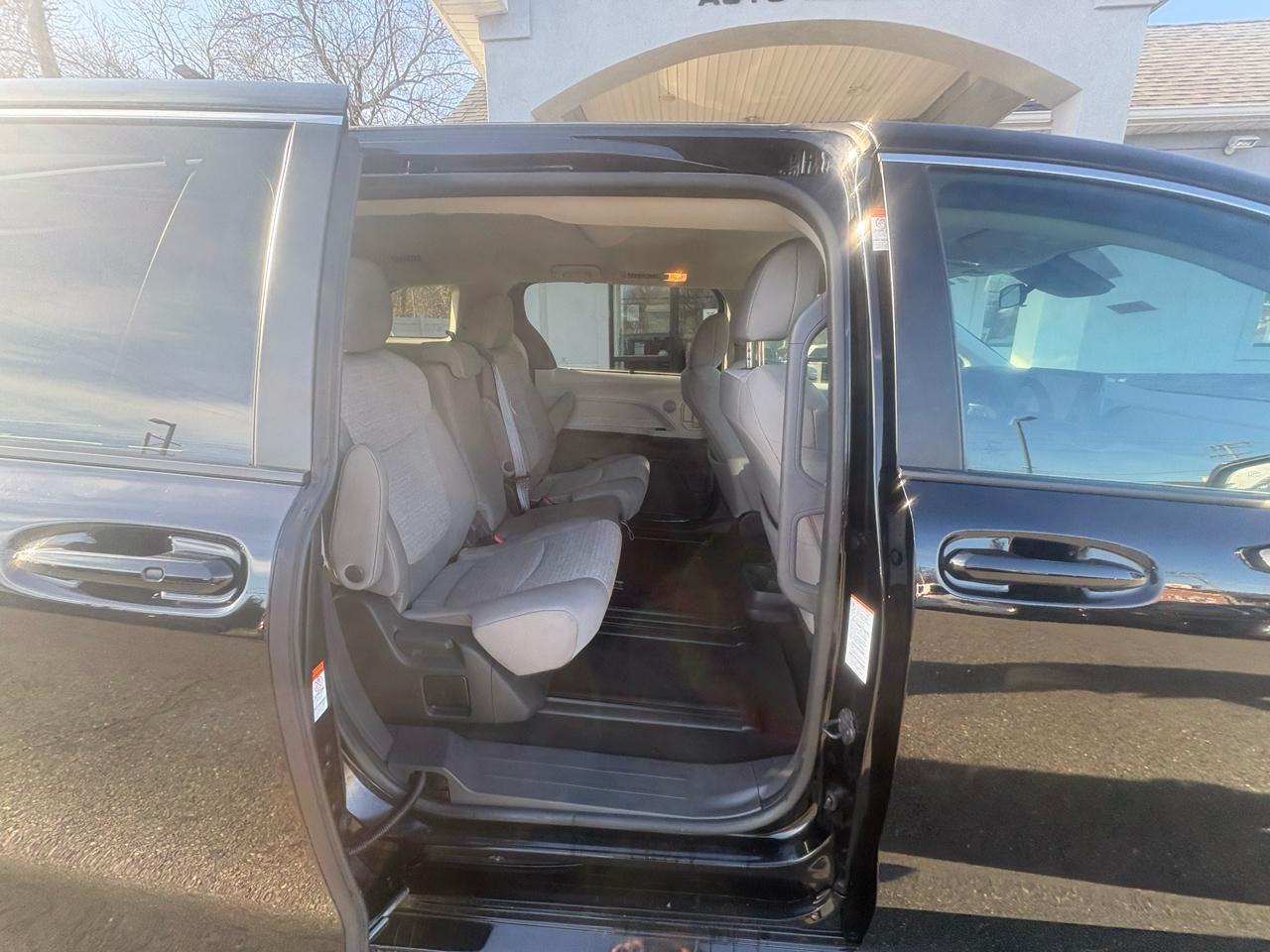 Toyota Sienna LE FWD 8-Passenger (Natl) 2024