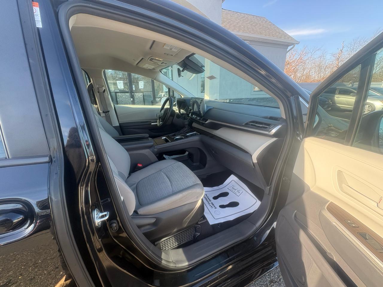 Toyota Sienna LE FWD 8-Passenger (Natl) 2024