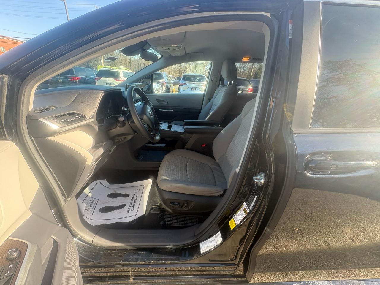 Toyota Sienna LE FWD 8-Passenger (Natl) 2024