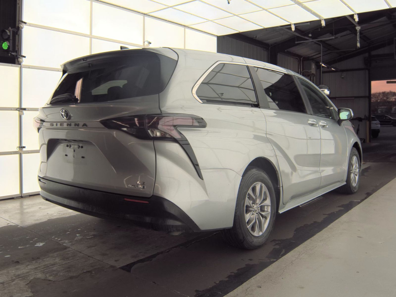Toyota Sienna LE FWD 8-Passenger (Natl) 2024