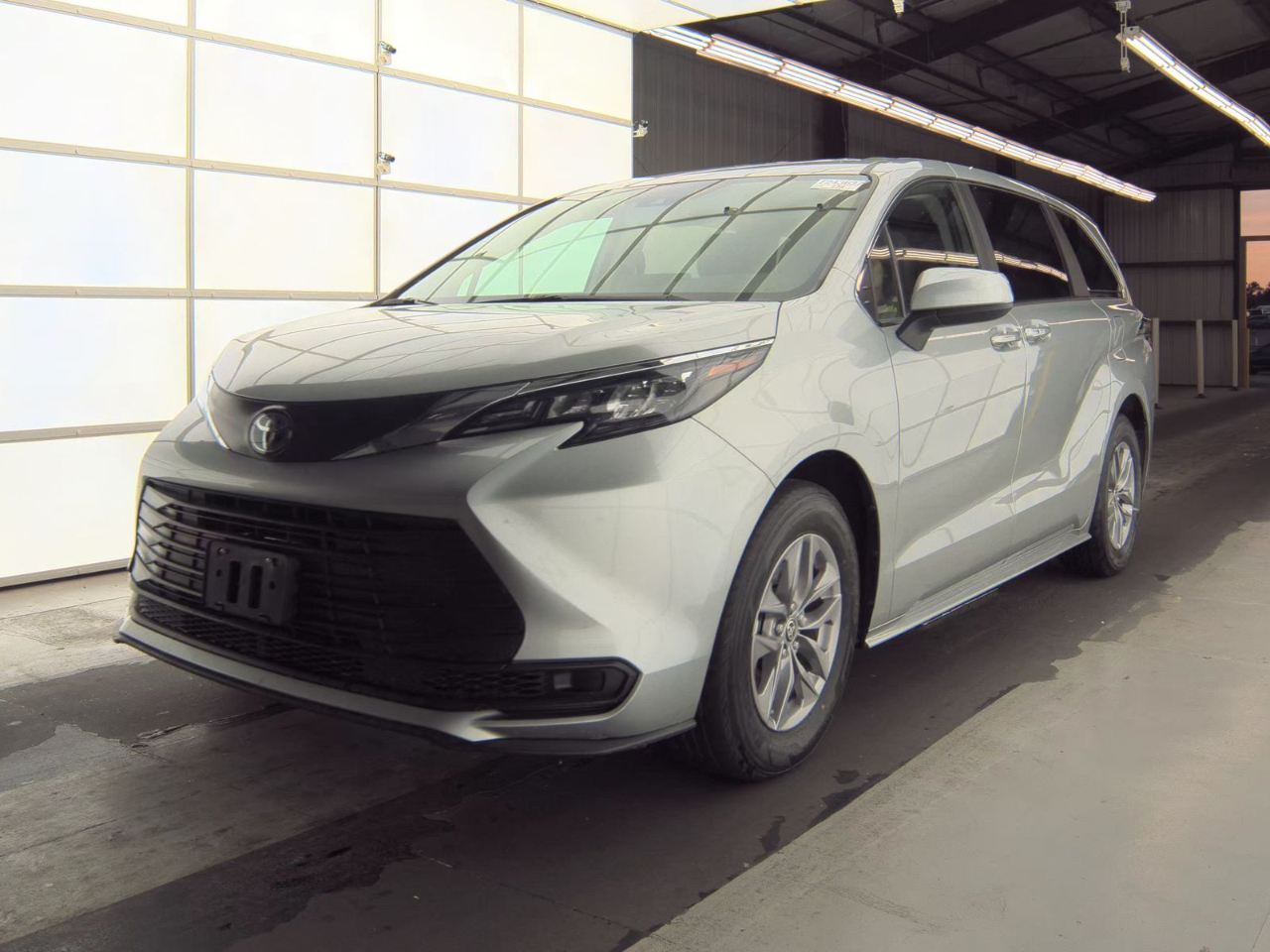 Toyota Sienna LE FWD 8-Passenger (Natl) 2024