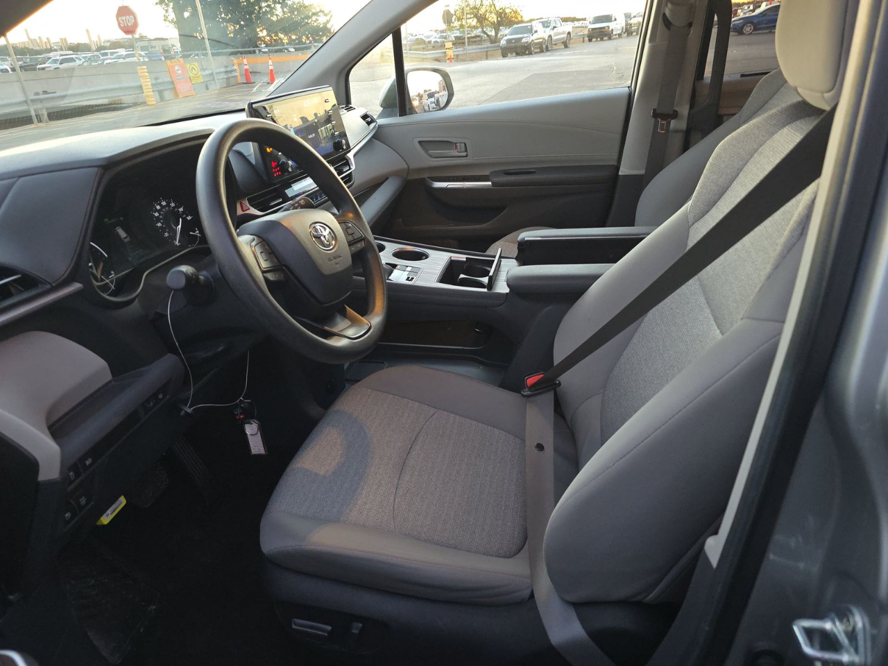 Toyota Sienna LE FWD 8-Passenger (Natl) 2024