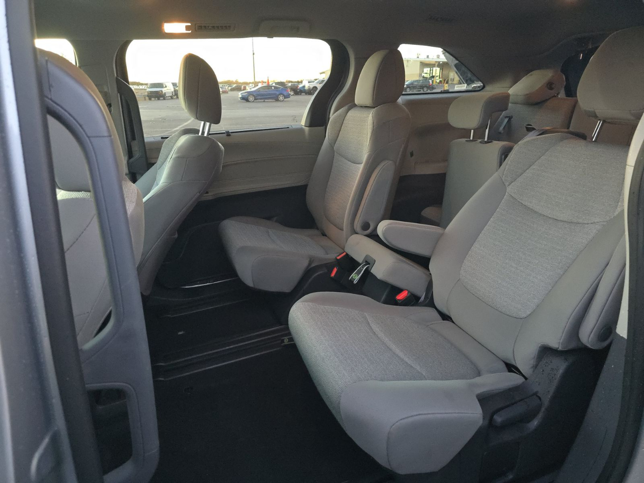 Toyota Sienna LE FWD 8-Passenger (Natl) 2024